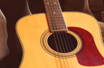 Kako se akustična gitara razlikuje od klasične?