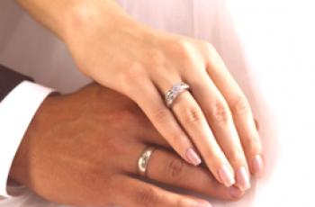 ¿Cuál es la diferencia entre los anillos de boda del compromiso?
