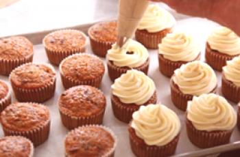 Quelle est la différence avec un cupcake à muffins: caractéristiques et différences