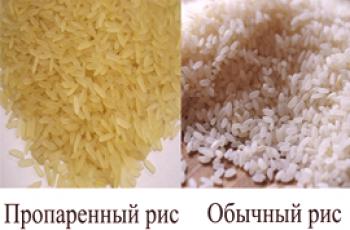 Jaký je rozdíl mezi dušenou a obyčejnou rýží