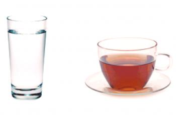 Quoi de mieux pour boire de l'eau ou du thé: le pour et le contre