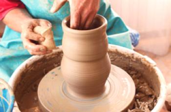 ¿En qué se diferencia la porcelana de la cerámica?