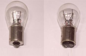 ¿Cuál es la diferencia entre una lámpara de dos contactos y una lámpara de un solo contacto?