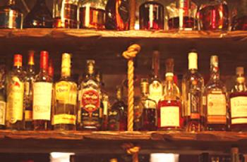 Rhum ou whisky: une comparaison et quoi de mieux à prendre?
